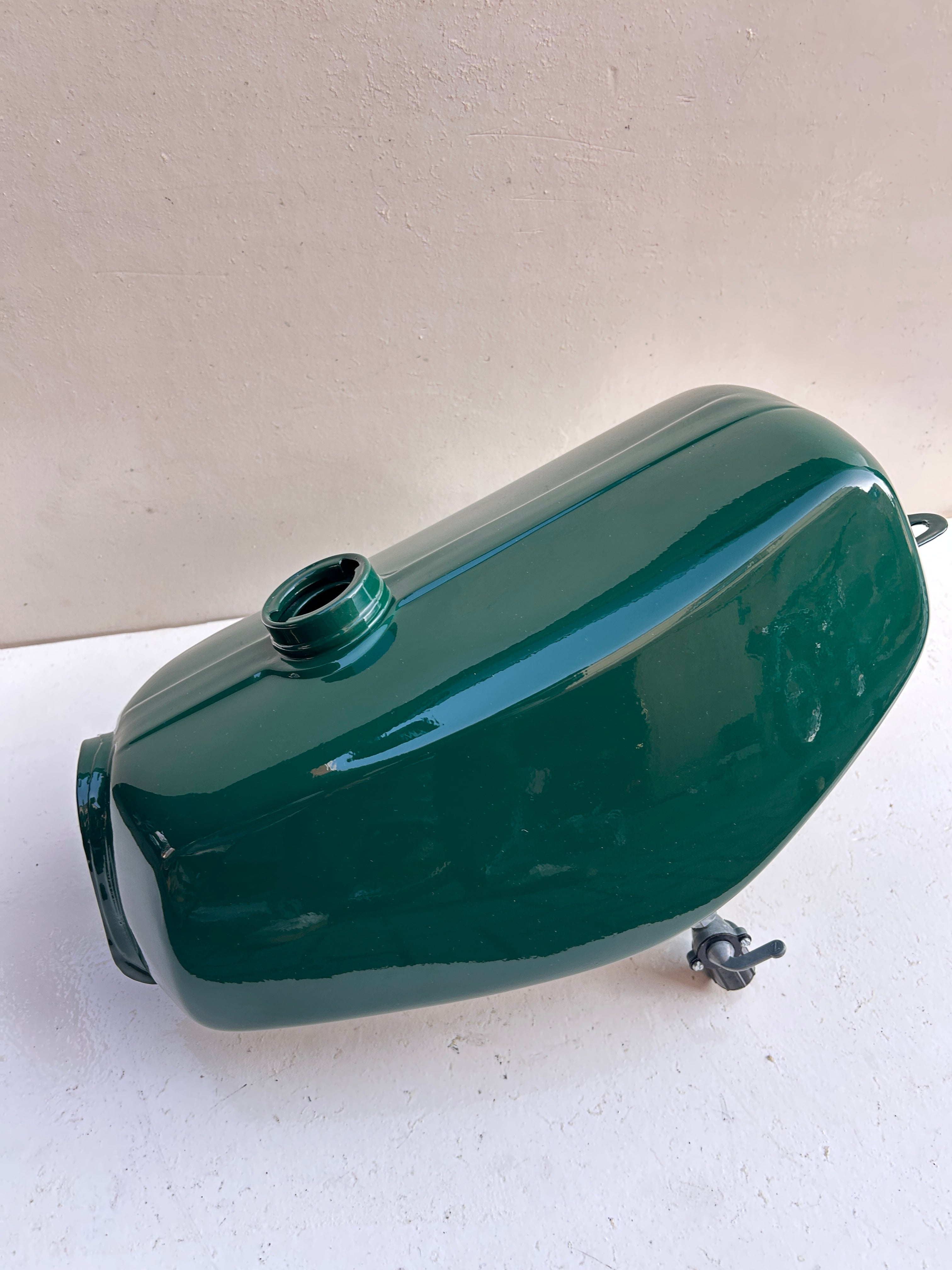 Tank inklusive Benzinhahn